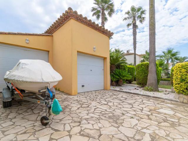 Exclusiva vivienda en Sant Pere Pescador: casa con licencia. 227m² Sant Pere Pescador