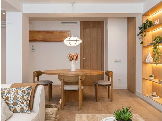 EXCLUSIVA VIVIENDA EN PAQUE DEL RETIRO CON VISTAS REFORMADA Y AMUEBLADA CON 4 HABITACIONES