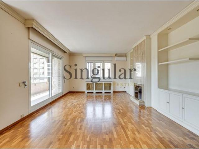 Exclusiva vivienda en planta alta, completamente exterior, con terraza, parking y vigilancia 24 hora