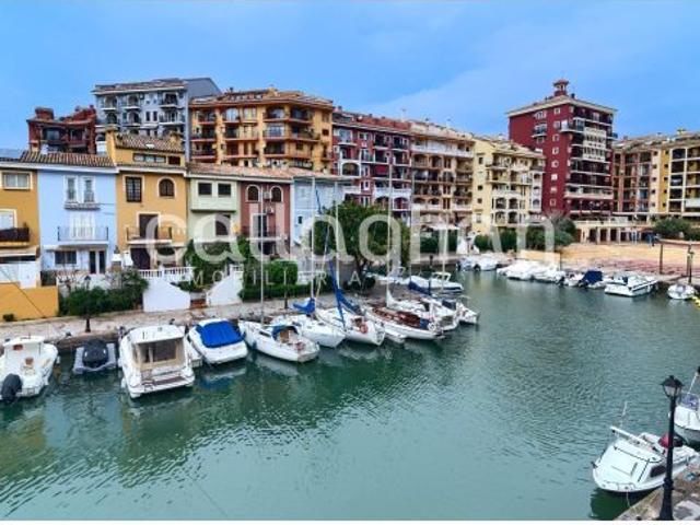 ¡Exclusiva vivienda en primera línea con vistas al mar y embarcadero privado en Port Saplaya!