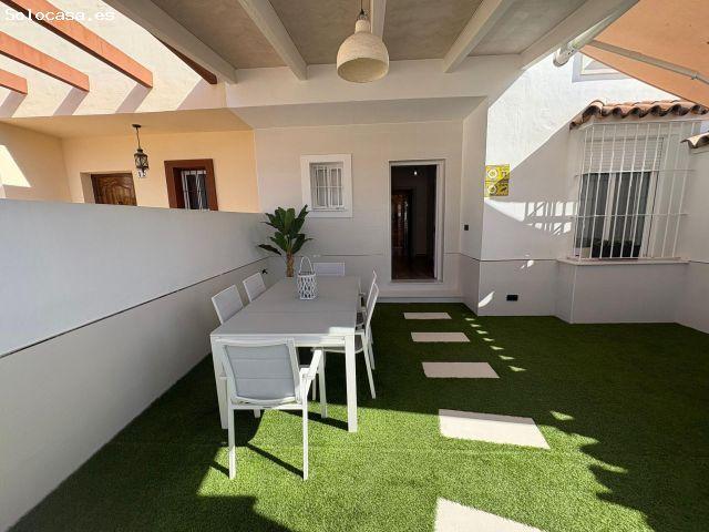 Exclusiva vivienda en Urbanización Privada con Piscina. Calle Romero Ressendi!