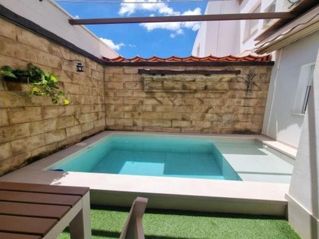 Exclusiva vivienda en Urbanización Privada con Piscina. Calle Romero Ressendi!