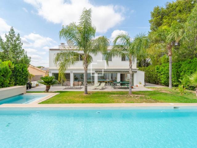 Dils Lucas Fox presenta esta exclusiva casa en venta en La E. 216m² La Eliana