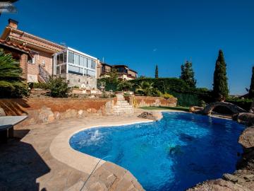 Exclusiva vivienda independiente con espectacular piscina de diseño y máximas calidades