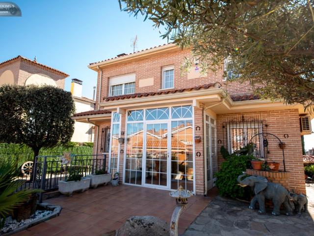 Exclusiva vivienda independiente con espectacular piscina de diseño y máximas calidades