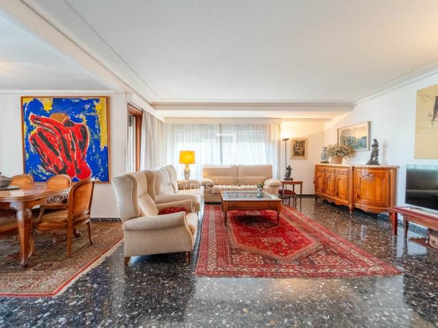 Exclusiva vivienda situada en una planta alta de un elegante. 168m² Valencia