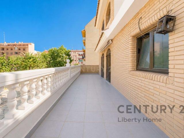 Exclusiva vivienda unifamiliar con terrazas, buhardilla y energía solar