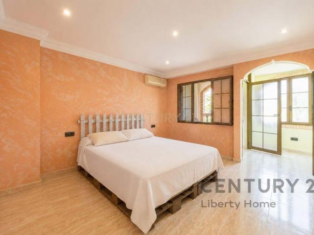 Exclusiva vivienda unifamiliar con terrazas, buhardilla y energía solar