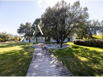 Exclusiva villa con ascensor, parcela paisajística y doble piscina climatizada en Somosaguas Sur Pa