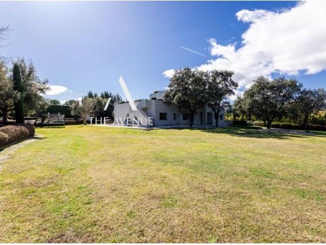Exclusiva villa con ascensor, parcela paisajística y doble piscina climatizada en Somosaguas Sur Pa