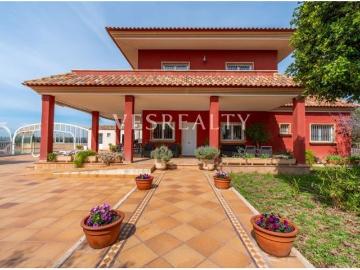 Exclusiva villa con gran parcela, piscina y amplias zonas exteriores en la zona norte de Santa Pola