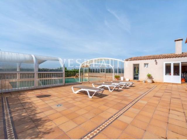 Exclusiva villa con gran parcela, piscina y amplias zonas exteriores en la zona norte de Santa Pola