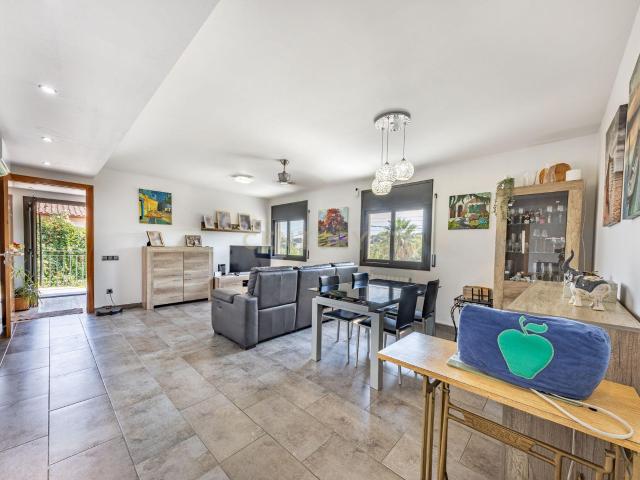 Exclusiva villa con piscina, placas solares y 7 habitaciones en Can Farell Lliçà d'Amunt
