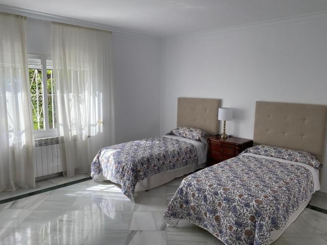 Exclusiva Villa con Piscina Privada y Jardín cerca del mar