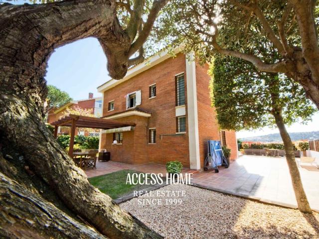 Exclusiva villa con piscina y vistas al mar en Sant Berger. 354m² Teià