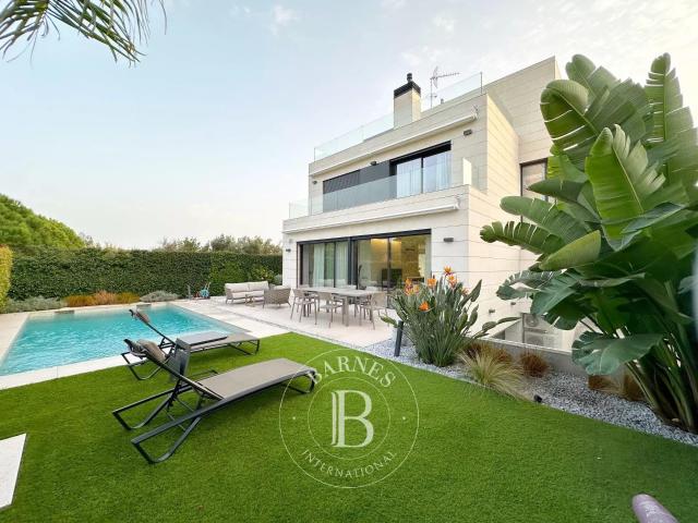 Exclusiva villa con vistas al mar en Montgat – Lujo contempo. 355m² Montgat