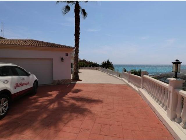 Exclusiva villa con vistas panorámicas al mar, piscina privada y jacuzzi