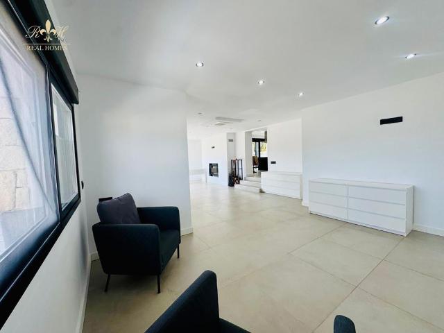 Exclusiva villa con vistas panorámicas, piscina y apartamentos independientes en El Albir