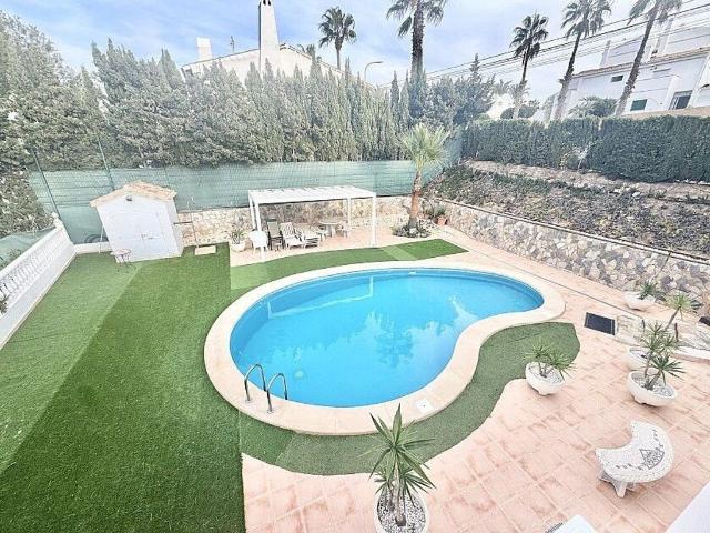 Exclusiva Villa / Chalet de 150 m2 en venta en Playas de Orihuela, España