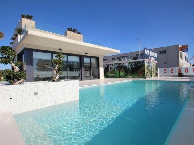 Exclusiva Villa / Chalet de 196 m2 en venta en Playas de Orihuela, España