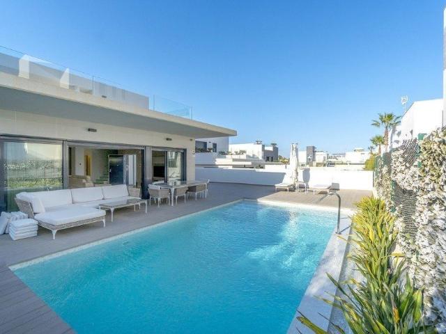 Exclusiva Villa / Chalet de 196 m2 en venta en Playas de Orihuela, España