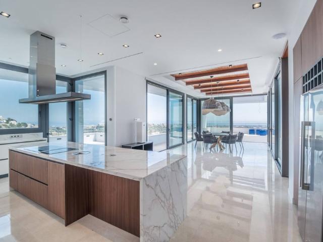 Exclusiva Villa / Chalet de 1339 m2 en venta en Marbella, España
