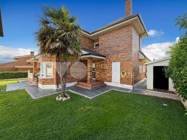 Exclusiva Villa / Chalet de 270 m2 en venta en El Casar de Talamanca, Castilla La Mancha