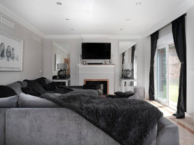 Exclusiva Villa / Chalet de 232 m2 en venta en Marbella, Andalucía