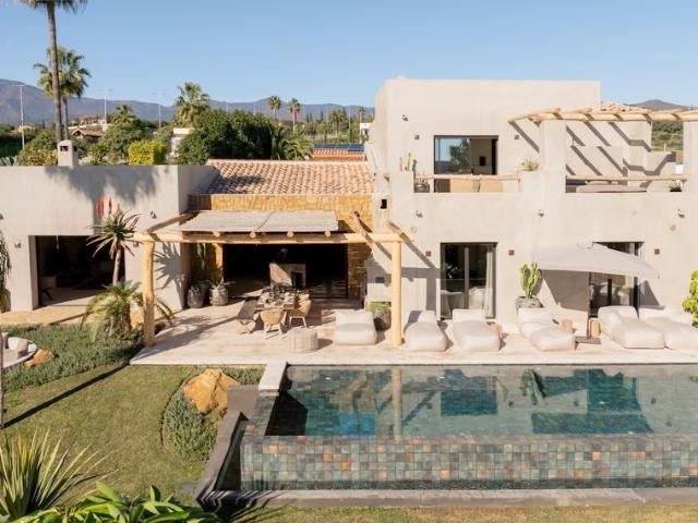 Exclusiva Villa / Chalet de 385 m2 en venta en Marbella, España