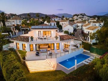 Exclusiva Villa / Chalet de 397 m2 en venta en Marbella, Andalucía