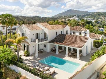 Exclusiva Villa / Chalet de 319 m2 en venta en Marbella, España