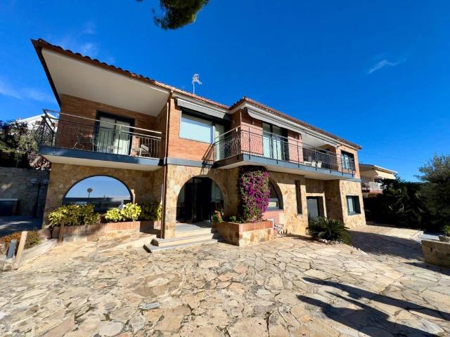 Exclusiva Villa / Chalet de 338 m2 en venta en Alella, Cataluña
