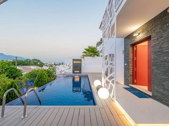 Exclusiva Villa / Chalet de 544 m2 en venta en Marbella, España