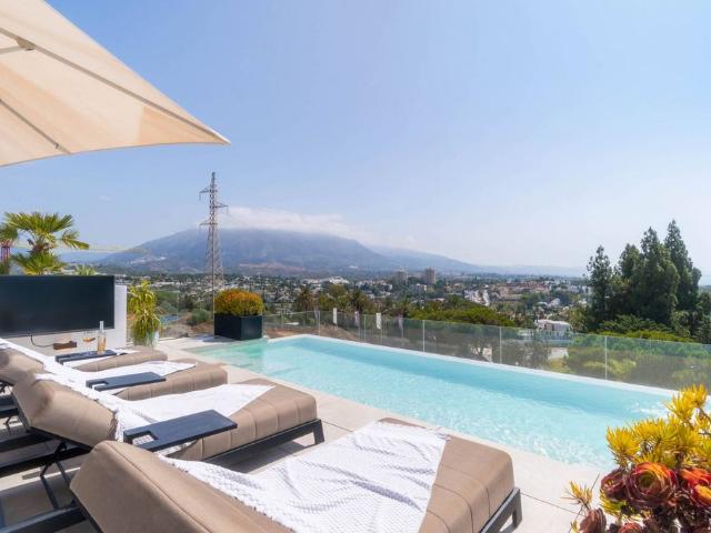 Exclusiva Villa / Chalet de 665 m2 en venta en Nueva Andalucia, España