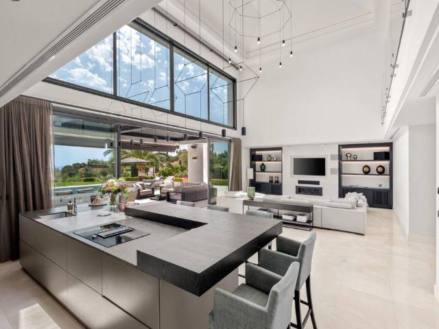 Exclusiva Villa / Chalet de 762 m2 en venta en Marbella, España