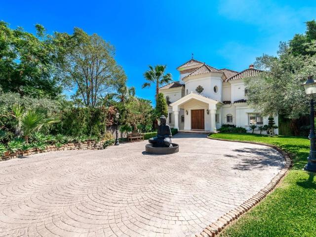 Exclusiva Villa / Chalet de 796 m2 en venta en Nueva Andalucia, España