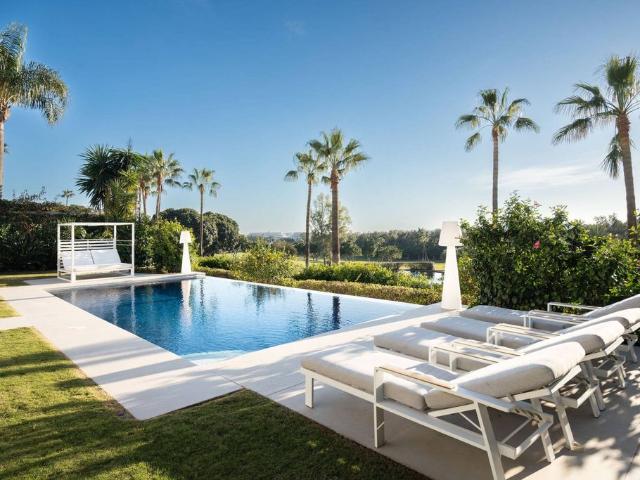 Exclusiva Villa / Chalet de 737 m2 en venta en Marbella, España