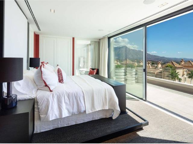 Exclusiva Villa / Chalet de 948 m2 en venta en Marbella, España
