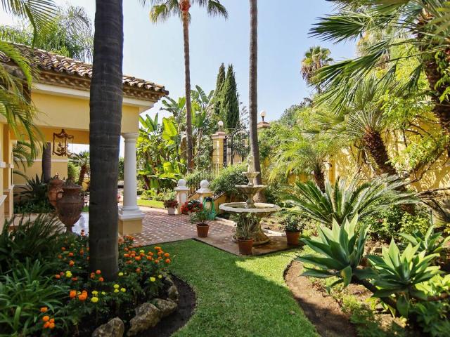 Exclusiva Villa / Chalet de 953 m2 en venta en Marbella, España