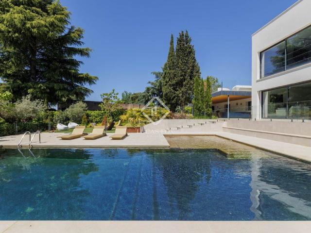 Exclusiva Villa / Chalet en venta Boadilla del Monte, España