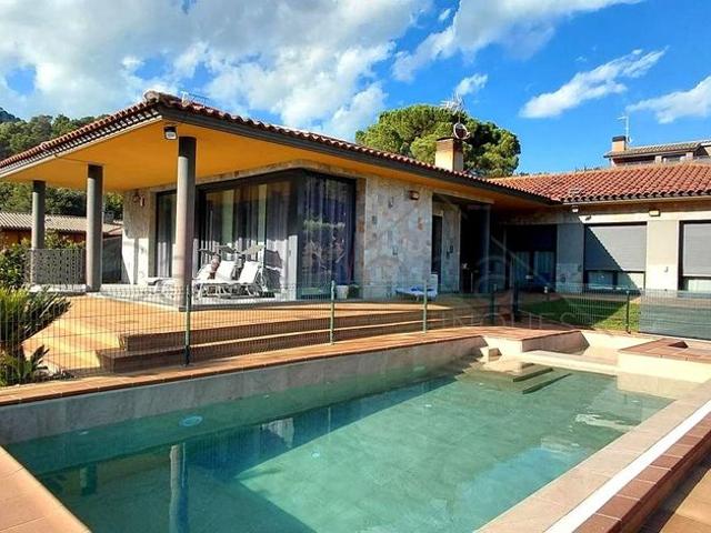 Exclusiva Villa / Chalet en venta Sant Martí de Centelles, Cataluña