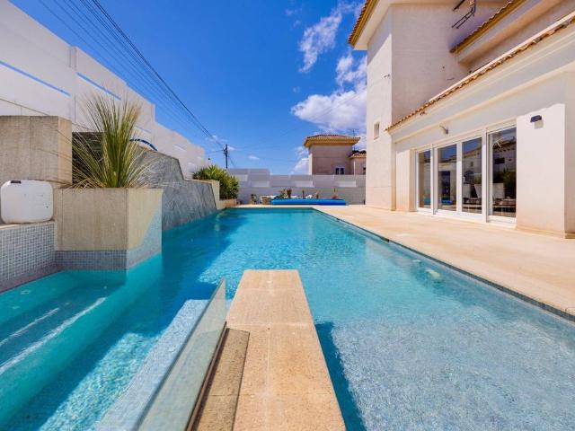 Exclusiva Villa / Chalet en venta Torrevieja, España