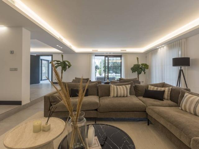Exclusiva Villa / Chalet en venta Urbanización Marbella Este, Andalucía