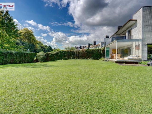 EXCLUSIVA VILLA ADOSADA EN ESQUINA, UBICADA EN EL GOLF DE HONDARRIBIA