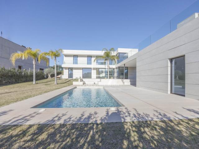 Exclusiva villa de diseño vanguardista a estrenar, ubicada e. 390m² Sagunto