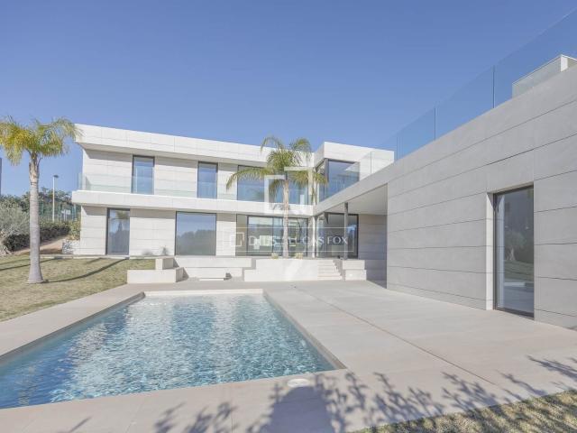Exclusiva villa de diseño vanguardista a estrenar, ubicada e. 390m² Sagunto