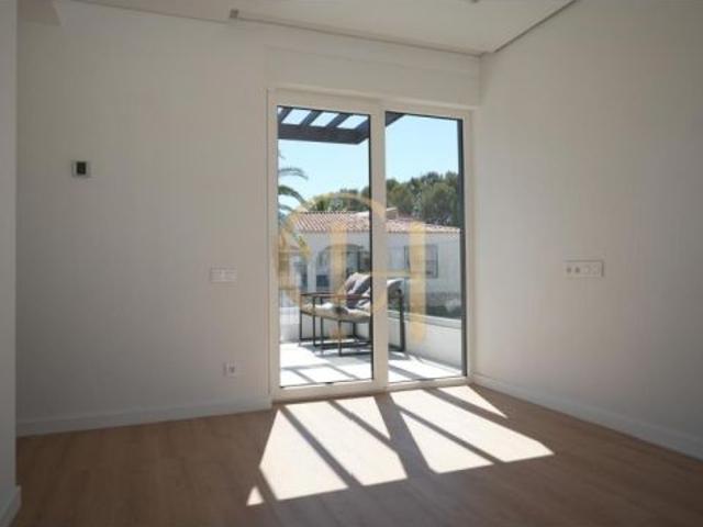 Exclusiva Villa de Diseño Contemporáneo con Piscina Privada y Vistas al Mar en La Nucía