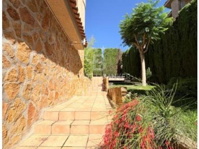 Exclusiva villa de diseño con piscina, gimnasio, cocina de verano y supermercado