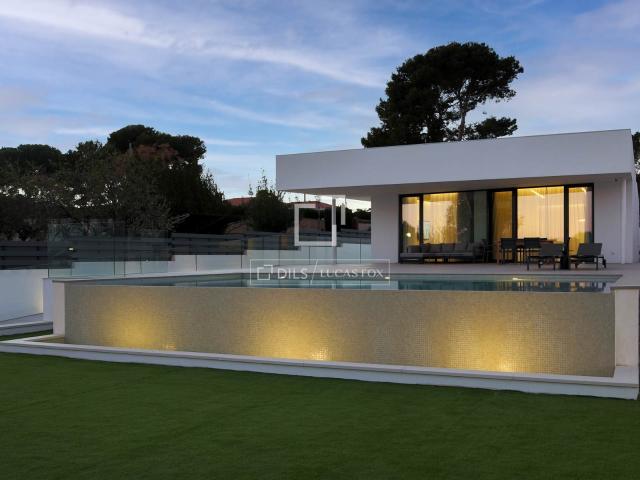 Dils Lucas Fox presenta esta exclusiva villa de obra recient. 588m² Náquera
