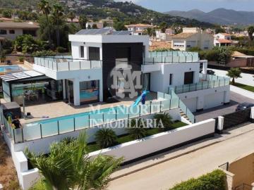 Exclusiva villa de lujo con diseño ibicenco, piscina, spa y apartamento de invitados en Calpe